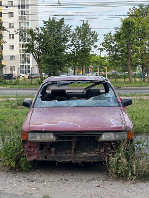 В Иванове на парковке автомобиль зарос травой